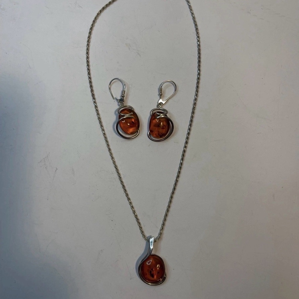 Silver set (925) of pendant earrings and a chain with amber
